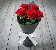 Букет 5 Красных роз Эдлесс Лав в Никологоры