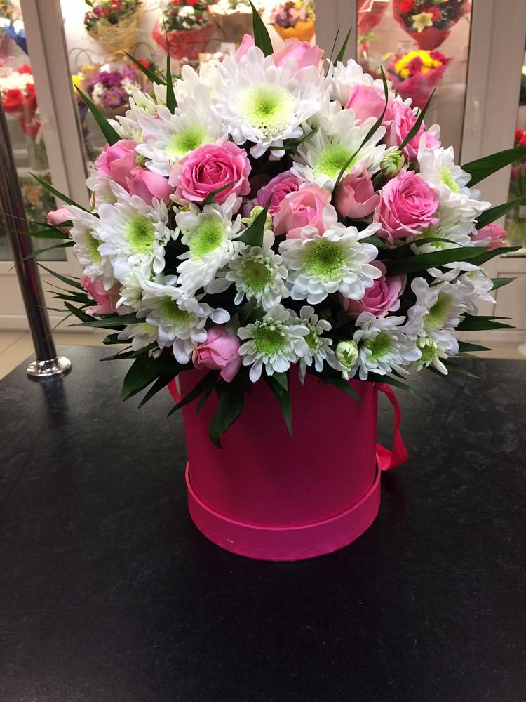 Цветочная композиция из Розы и Хризантемы в шляпной коробке в Никологоры